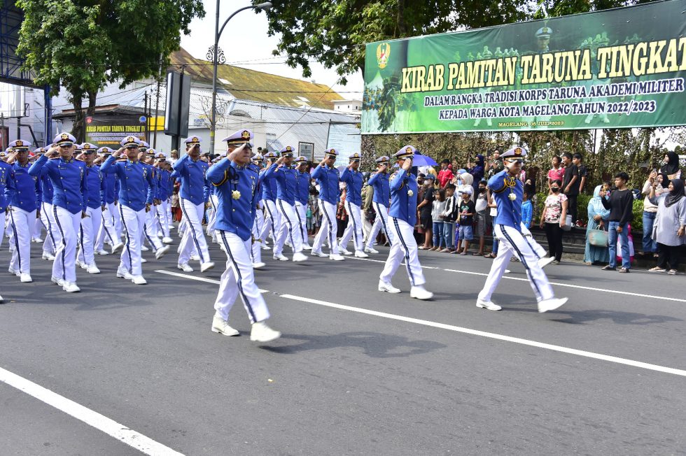 Jelang Praspa Capaja Akmil Laksanakan Tradisi Korps Kirab Kota Magelang ...