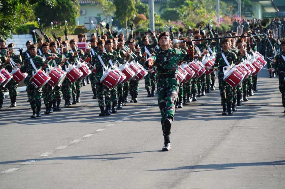 Taruna Akmil Gelar Defile Setelah Pelaksanaan Upacara Bendera Akademi Militer