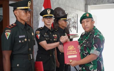 Gubernur Akmil Serahkan Ijazah Kepada Tiga Paja Lulusan Luar Negeri